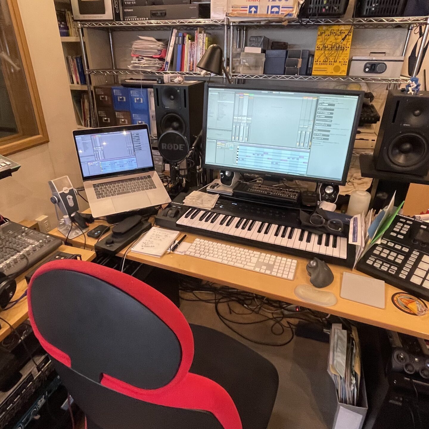 BRAINSTORM DESK